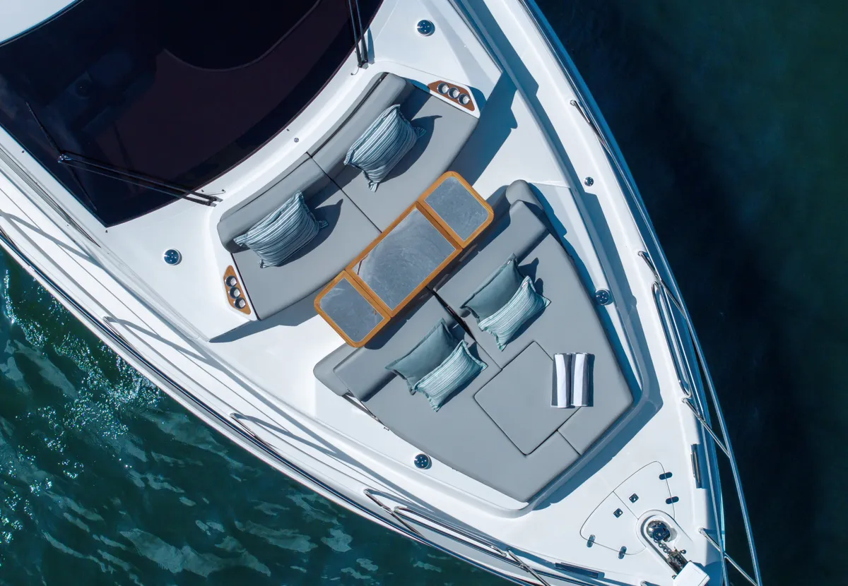 Intermarine 60 — Popa e proa