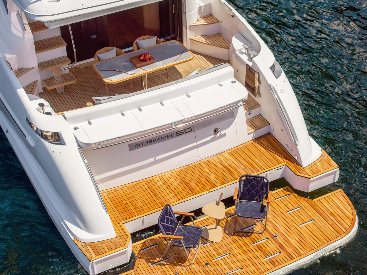 Intermarine 60 — Popa e proa