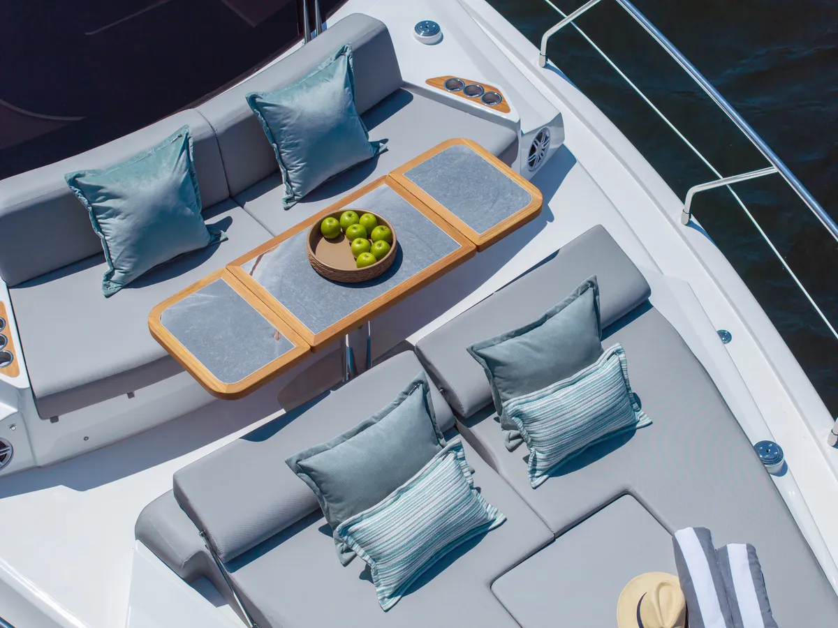 Intermarine 60 — Popa e proa
