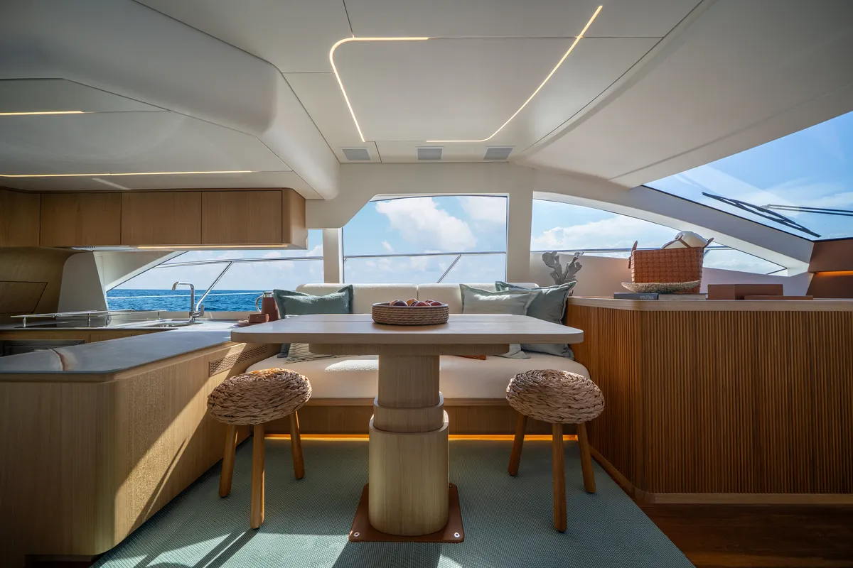 Intermarine 60 — Salão