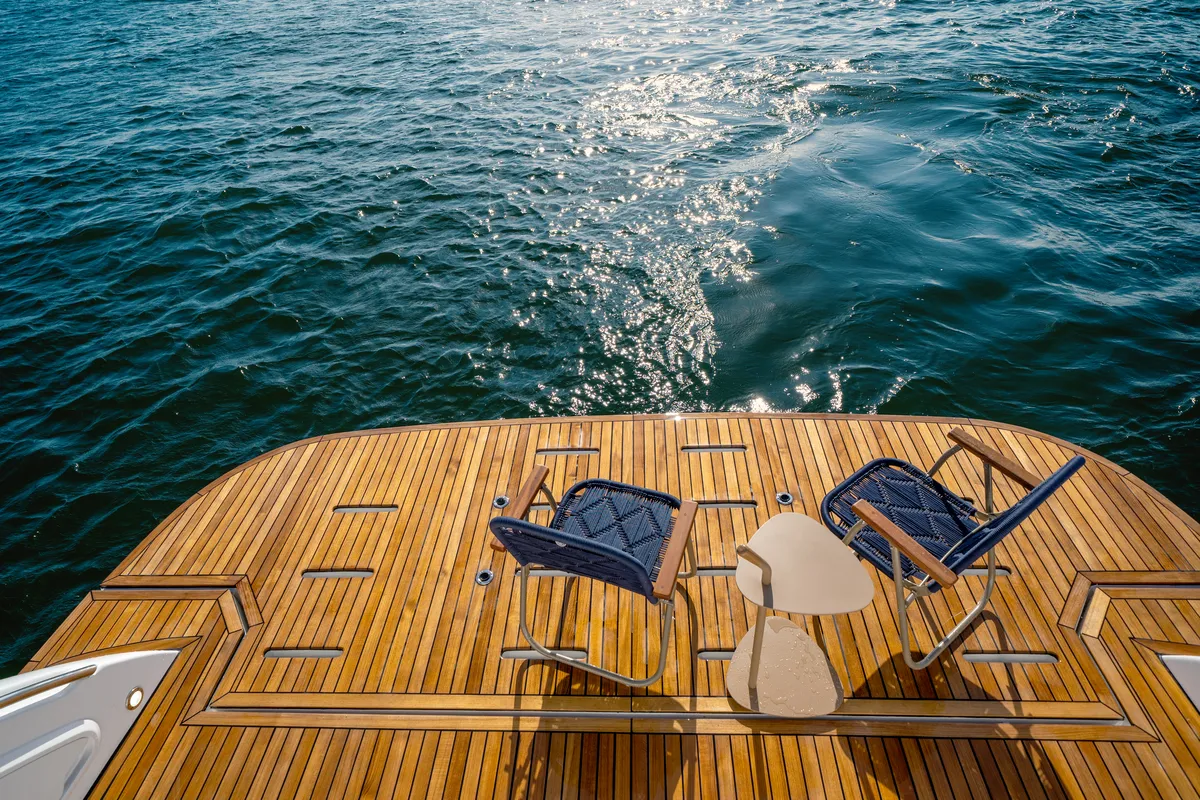 Intermarine 60 — Popa e proa