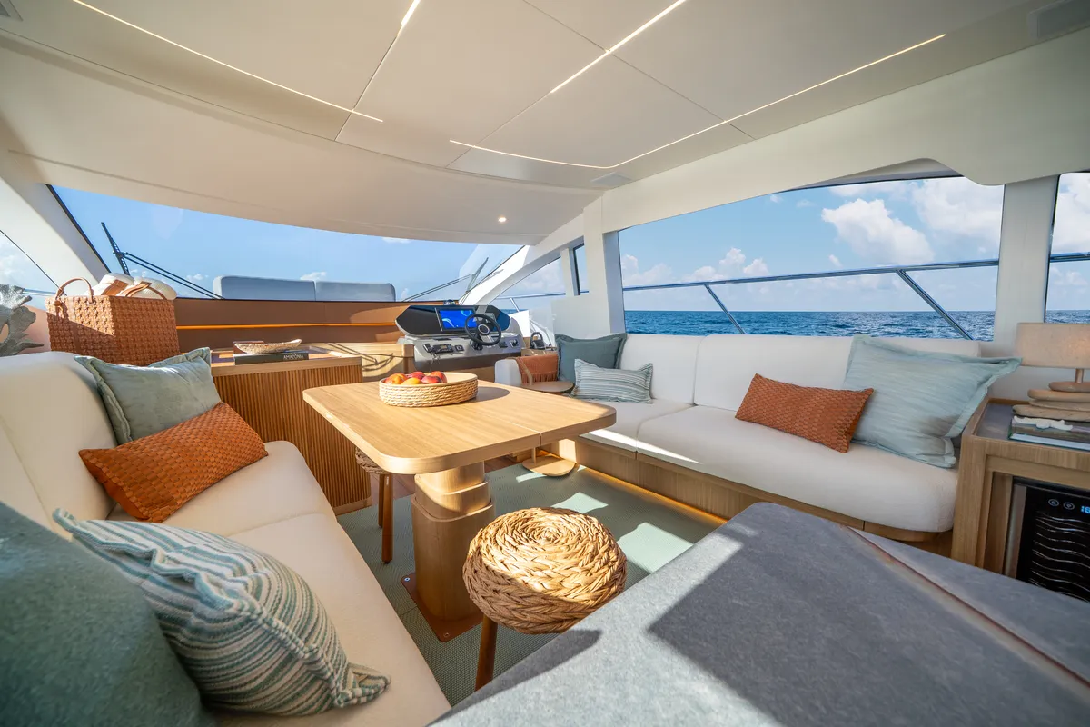 Intermarine 60 — Salão