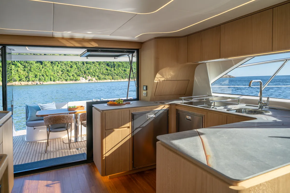 Intermarine 60 — Salão