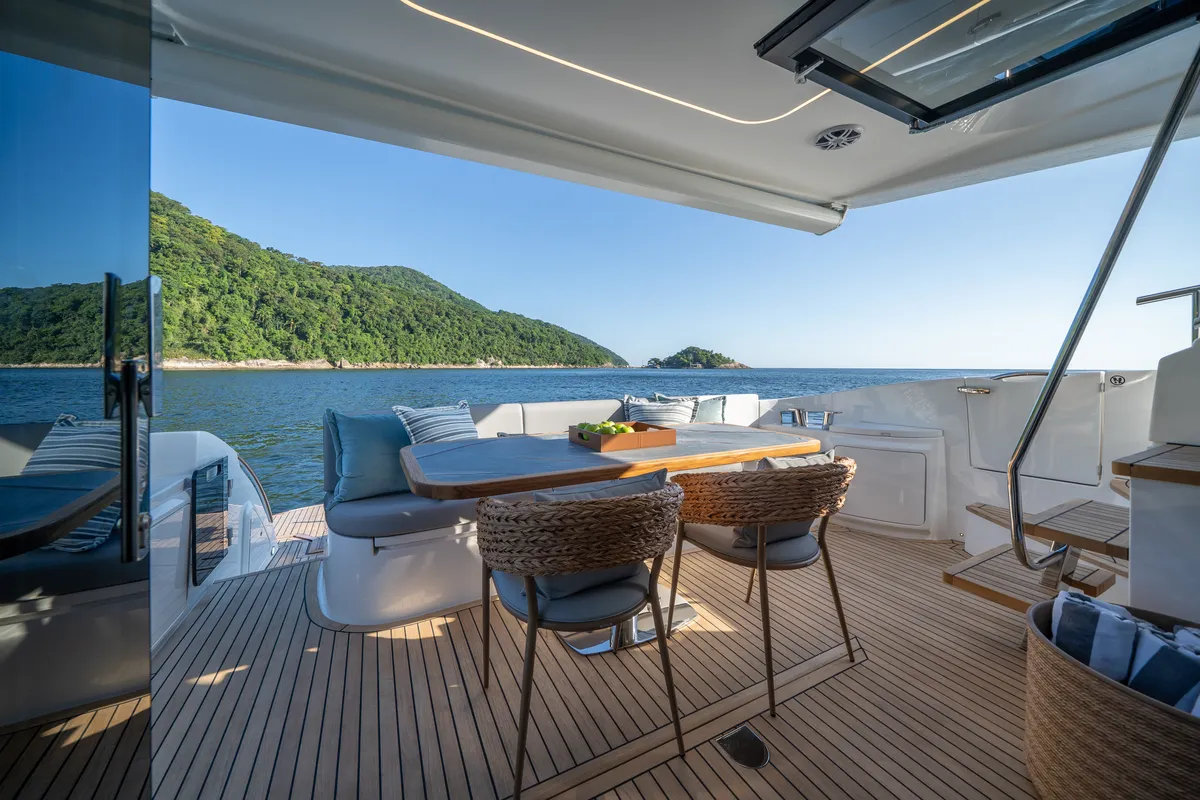 Intermarine 60 — Popa e proa